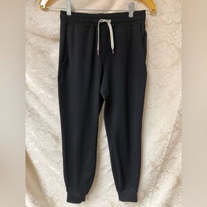 Vuori Performance Jogger in Black